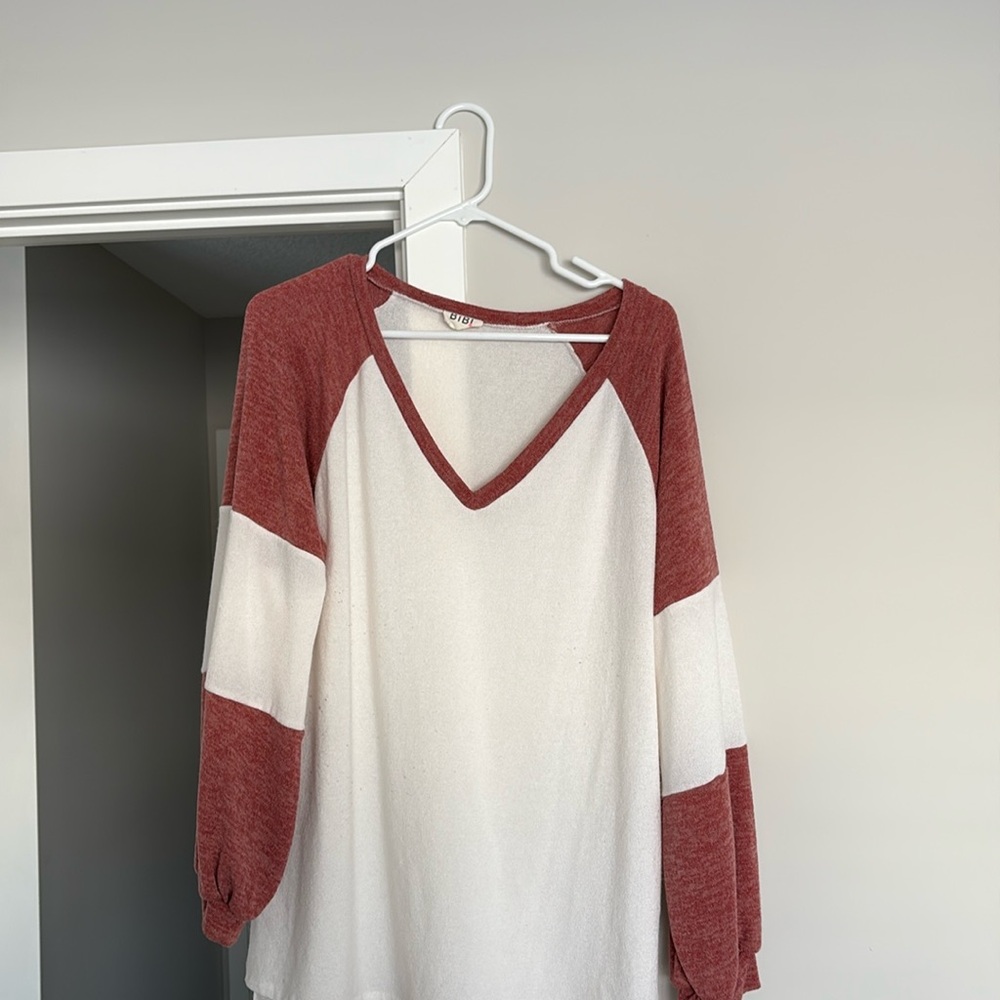 Soft v neck top with slight bubble sleeves, very cute!